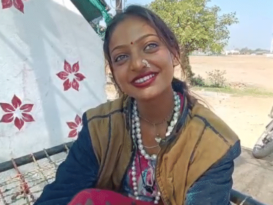 मोनालिसा ने बताया कि कुंभ में उसे मीडिया वाले और लोग घेरे रहते थे।