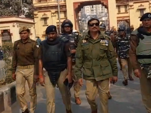 कांग्रेस के प्रदर्शन के ऐलान के बाद पुलिस कमिश्नर मोहित अग्रवाल खुद सड़क पर उतरे।पुलिसकर्मियों को आदेश दिया कि अगर कोई जबरदस्ती करे तो उसके खिलाफ बल प्रयोग करें।