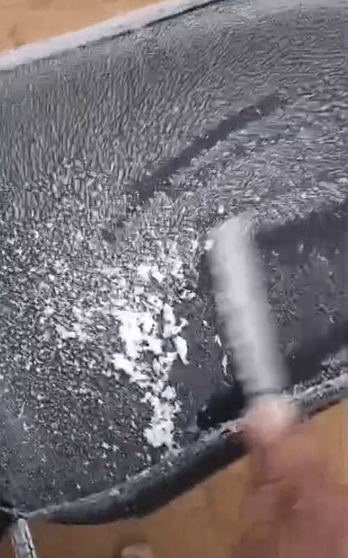 राजस्थान के फतेहपुर में शनिवार रात तापमान -3.4 डिग्री पहुंच गया। यहां गाड़ियों पर बर्फ की हल्की परत जम गई।