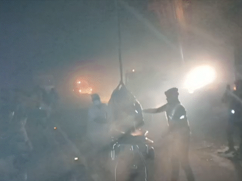 पिता की बॉडी को क्रेन में रस्सी बांधकर बाहर निकाला गया।