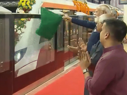 पीएम ने सेकेंड फेज की मेट्रो को हरी झंडी दिखाई।