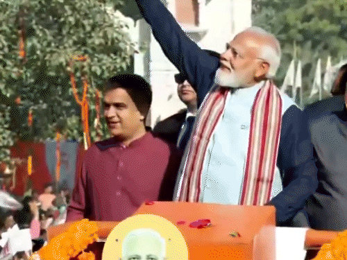 मंदिर में पूजा करने से पहले पीएम मोदी शौर्य यात्रा में शामिल हुुए। इस दौरान उन्होंने दोनों हाथों में दो डमरू लेकर बजाए।