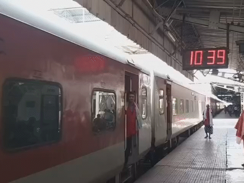 बड़े शहरों से रांची के लिए चलने वाली अधिकांश ट्रेनों में 23 फरवरी से 1 मार्च के बीच लंबी वेटिंग दर्ज की जा रही है।