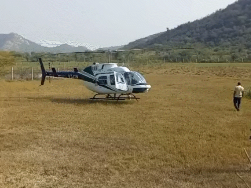 वामनवाटी गांव के खाली पड़े इलाके में हेलिकॉप्टर की इमरजेंसी लैंडिंग हुई।
