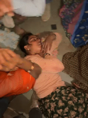 छत के रास्ते से जब पड़ोसी वहां पहुंचे तो संजू देवी खुद का गला पकड़ कर तड़प रही थी।