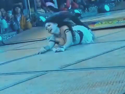 पंडाल के अंदर भीड़ बेकाबू थी, अफसर, पुलिसकर्मी, जनप्रतिनिधि हर वर्ग के लोग पहुंचे थे।