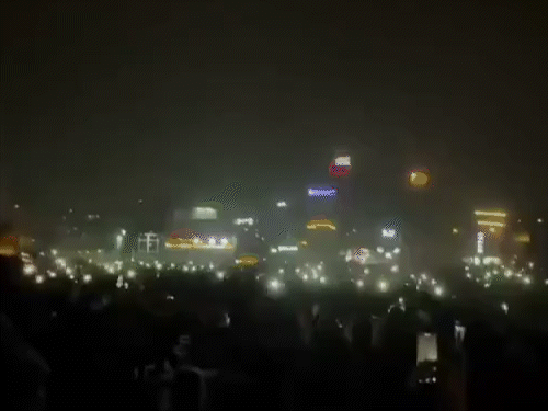 राजधानी तेहरान में शनिवार को प्रदर्शनों के बीच बिजली सप्लाई रोक दी गई है। इस दौरान प्रदर्शनकारी मोबाइल फ्लैश कर नारे लगाते दिखे।