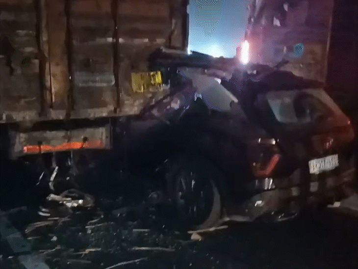 टक्कर इतनी जोरदार थी कि गाड़ी कंटेनर के अंदर घुस गई।