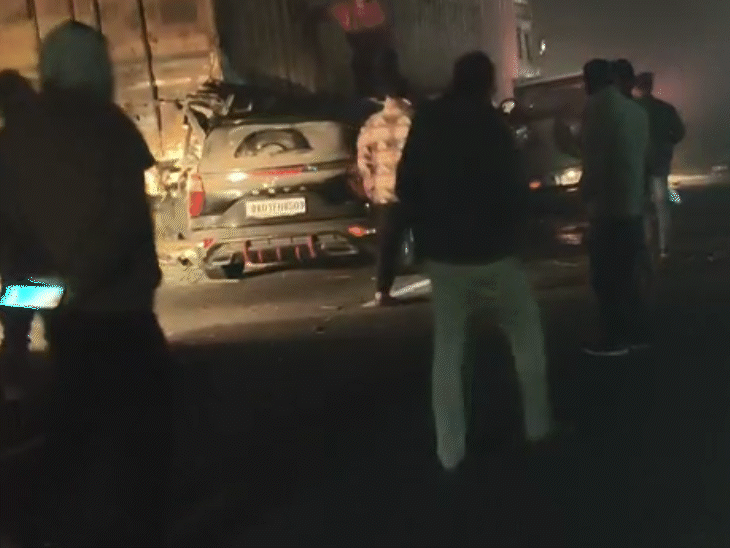 कोहरे के कारण तीन गाड़ियां आपस में टकराई।