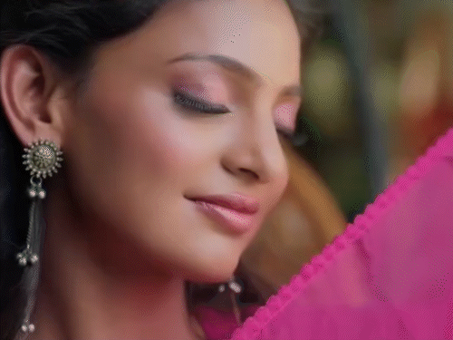 मोनालिसा सलवार-सूट में काफी खूबसूरत दिख रही हैं।