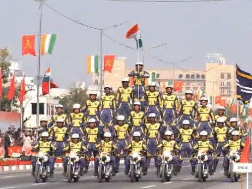 સેનાના જવાનોએ જયપુરના મહેલ રોડ (જગતપુરા) પર રિહર્સલ દરમિયાન અદભૂત કરતબ બતાવ્યા. જવાનોએ હ્યુમન પિરામિડ, સુદર્શન ચક્ર જેવી આકૃતિ બનાવી.