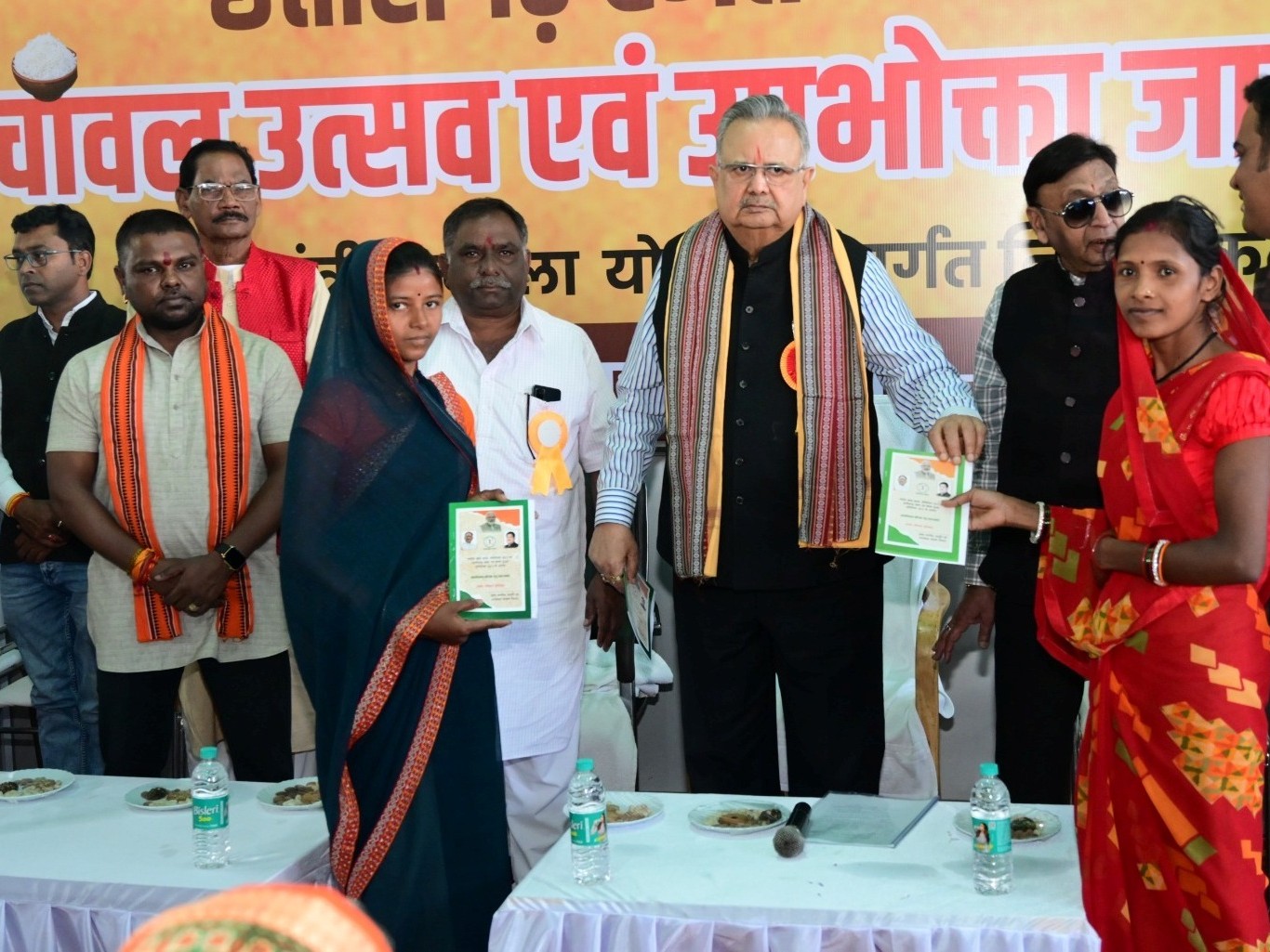Chhattisgarh Silver Festival organised in Rajnandgaon | राजनांदगांव में छत्तीसगढ़ रजत महोत्सव आयोजित: विधानसभा अध्यक्ष ने हितग्राहियों को बांटे 100 राशन कार्ड, गैस कनेक्शन; वन नेशन-वन राशन कार्ड के फायदे समझाए - Rajnandgaon News 1 d18cf2c5 ffc1 462c a33d c1f730a4b1cc 1768140355430