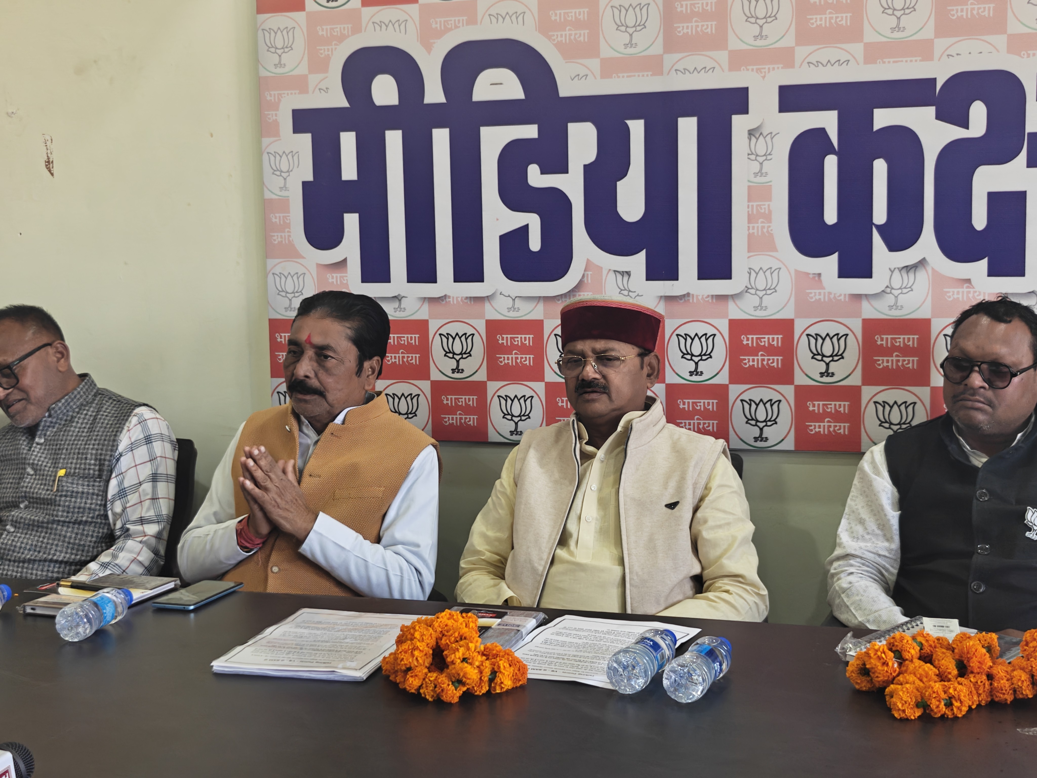 मीडिया को संबोधित करते मंत्री दिलीप जायसवाल।