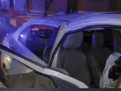 थार की जबरदस्त टक्कर से स्विफ्ट डिजायर कार क्षतिग्रस्त।