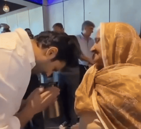 बॉर्डर-2 फिल्म के प्री-रिलीज इवेंट में कर्नल होशियार सिंह की पत्नी धन्नो देवी से बात करते हुए बॉलीवुड एक्टर वरूण धवन।