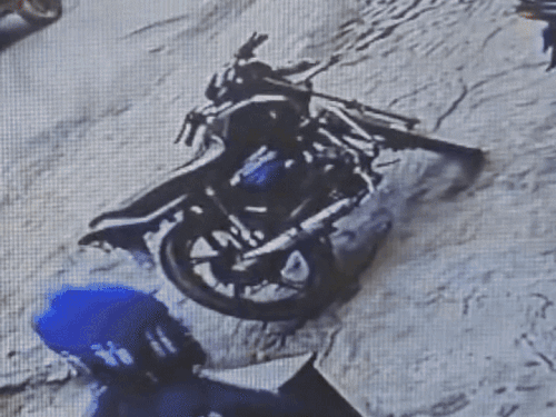 वाशिंग मशीन को बाइक की तक ले जाता चोर