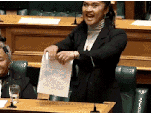 न्यूजीलैंड की युवा सांसद माइपी क्लार्क ने संसद में हाका प्रदर्शन कर चर्चा बटोरी थीं।