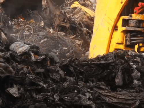 सड़क पर गिरा कूड़ा मशीन से उठाया जा रहा।