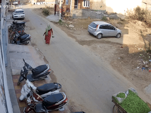 श्रवण स्कूटी से अपने बच्चों को छोड़ने आए थे, पहले बेटे की स्कूल थी।