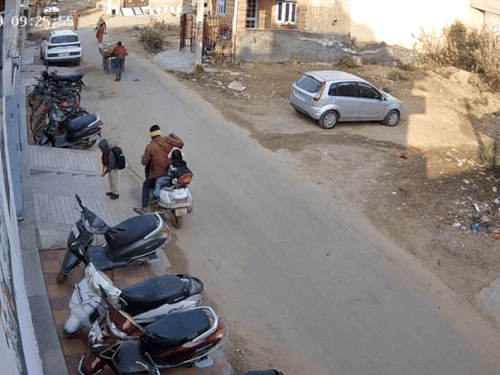 पिता ने स्कूल के गेट के सामने बेटे को स्कूटी से उतार दिया और बेटी को छोड़ने रवाना हुए।