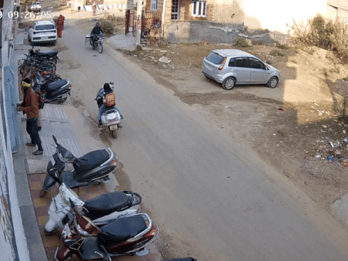 सीट पर पीछे बैठी बेटी ने रेस खींच दी और स्कूटी दौड़ पड़ी।