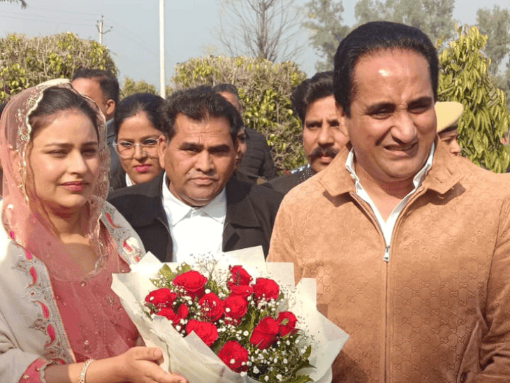 सीएम भगवंत मान की पत्नी डॉ. गुरप्रीत का बुके देर स्वागत किया गया।