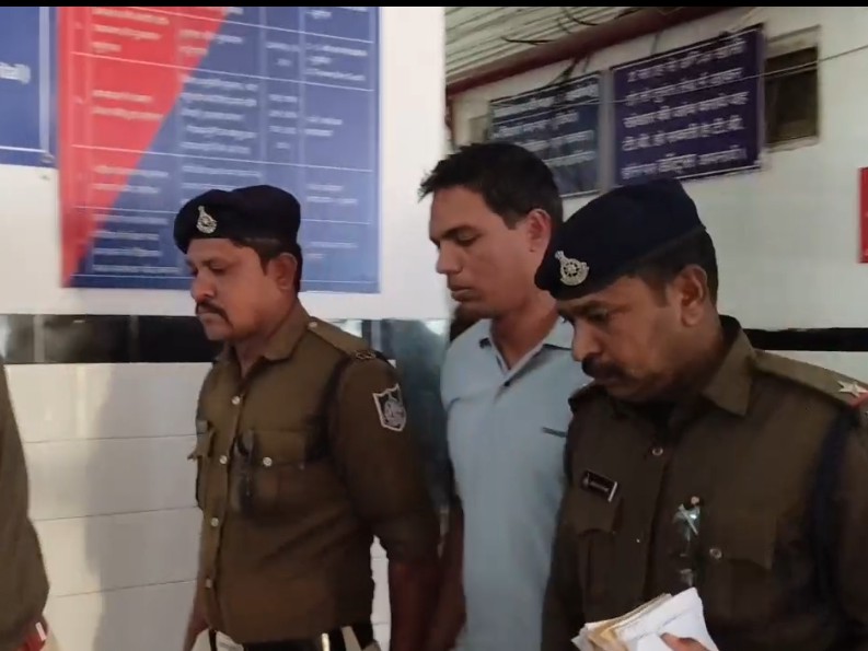 Constable accused of sexually assaulting a girl in Jhabua | झाबुआ में  कॉन्स्टेबल पर बच्ची से अश्लील हरकत का आरोप: जेल भेजा गया, महिलाओं ने कहा- पुलिस  लाइन में बच्चे ...