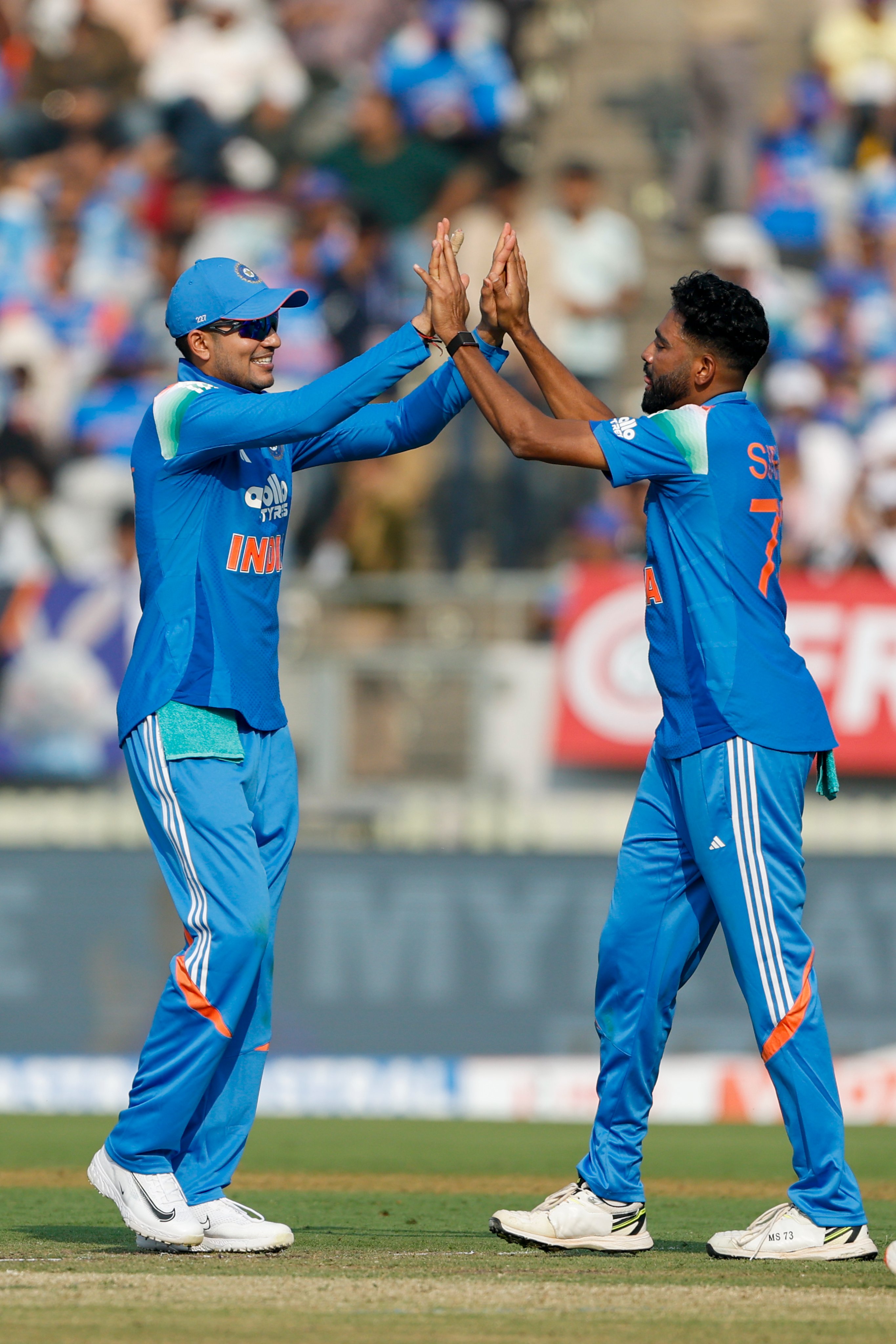 कप्तान गिल के साथ यंग का विकेट सेलिब्रेट करते सिराज। (फोटो- BCCI)