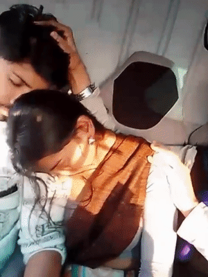 मोनालिसा अपने को-एक्टर अभिनेता अभिषेक त्रिपाठी के कंधों पर सिर रखकर सोती हुई दिखीं।