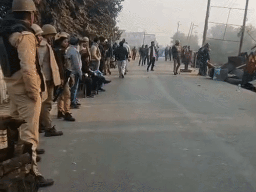 6 पिलर और गुंबद को गिराने में करीब 2 घंटे लगे।