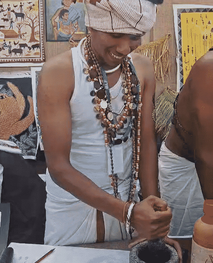 सूखी चींटियों को धनिया, हरी मिर्च, नमक, अदरक और लहसुन के साथ कूटकर पत्थर पर घिसकर चटनी बनाई जाती है।