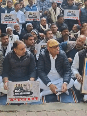 अजय राय 50 कार्यकर्ताओं के साथ टाउनहॉल चौराहे पर बैठ गए।