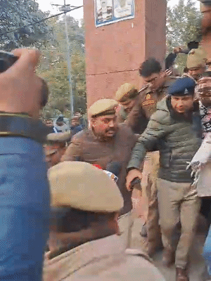 पारस को मेरठ जेल ले जाते पुलिसकर्मी। उसे 14 दिन के लिए जेल भेजा गया है।