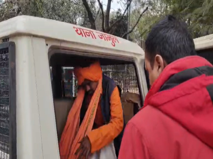 पुलिस ने 2 लोगों को हिरासत में लिया है। दोनों से पूछताछ की जा रही है।