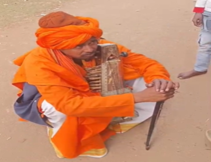 गायत्री मंत्र पूछे जाने पर युवक रोने लगा। पुलिस ने युवक को हिरासत में लिया है।