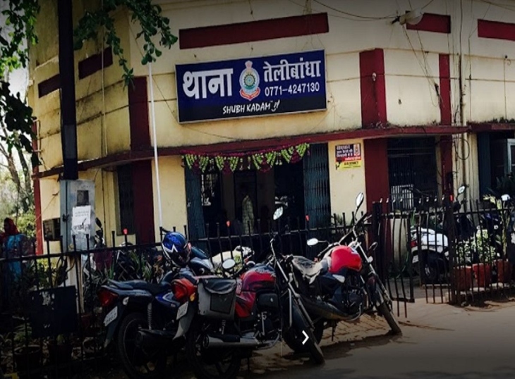 तेलीबांधा पुलिस मामले में जांच कर रही है।