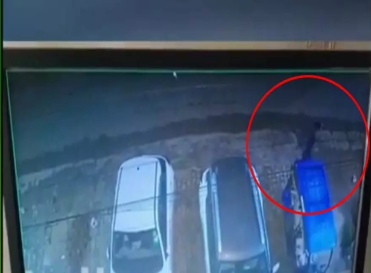 सीसीटीवी फुटेज में पूर्व कर्मचारी के साथ एक और आरोपी पुलिस को दिखा है।