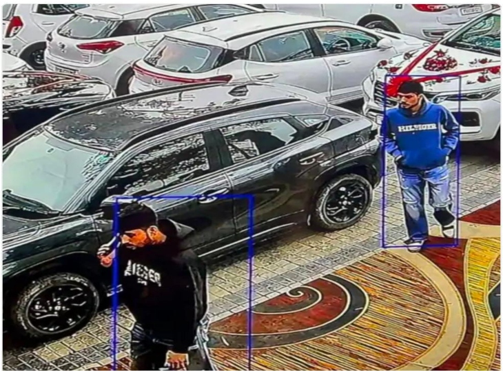 वारदात के दौरान दोनों आरोपी सीसीटीवी में कैद हुए थे।