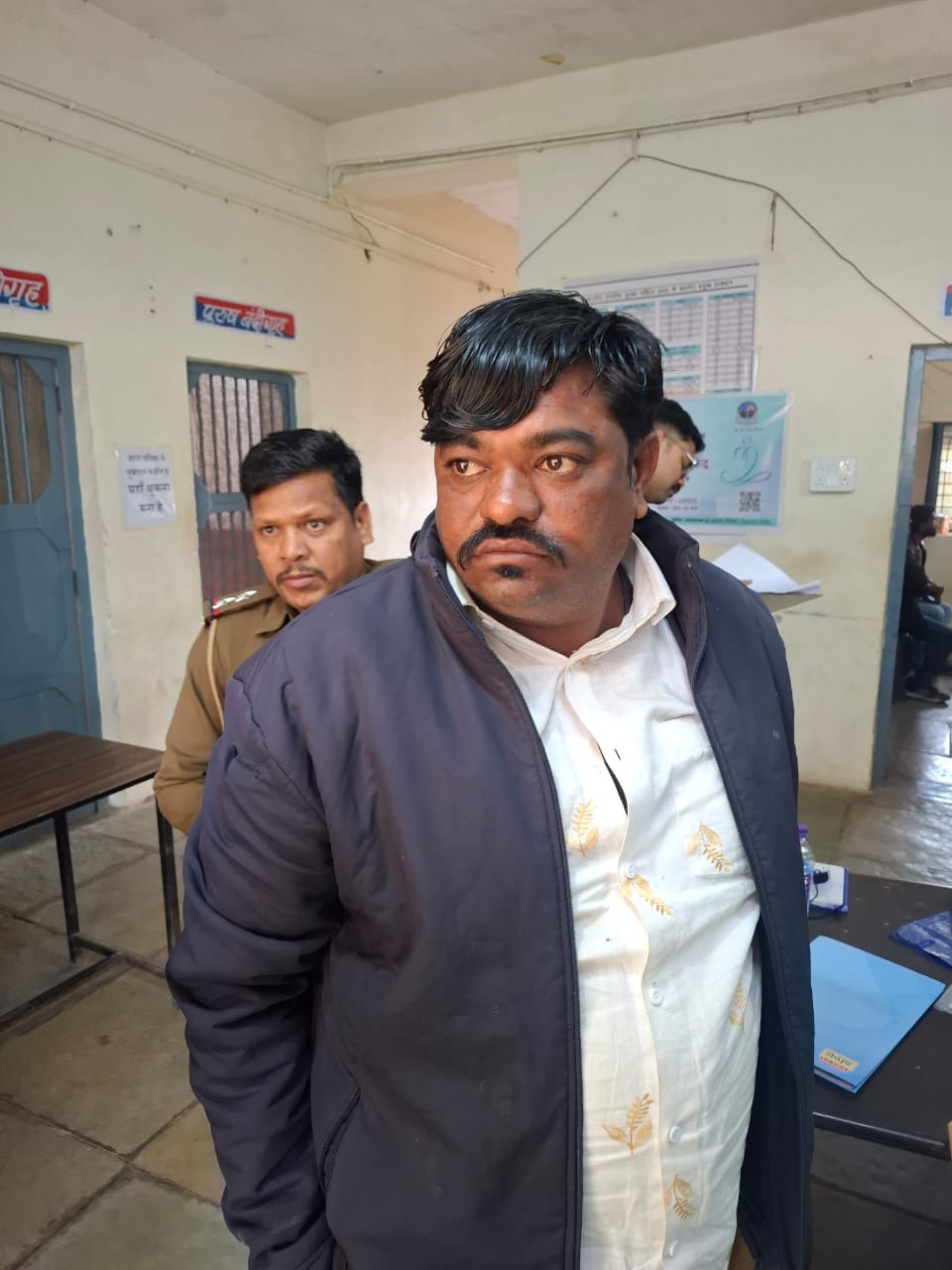 पुलिस गिरफ्त में आरोपी जगदीश प्रजापत।