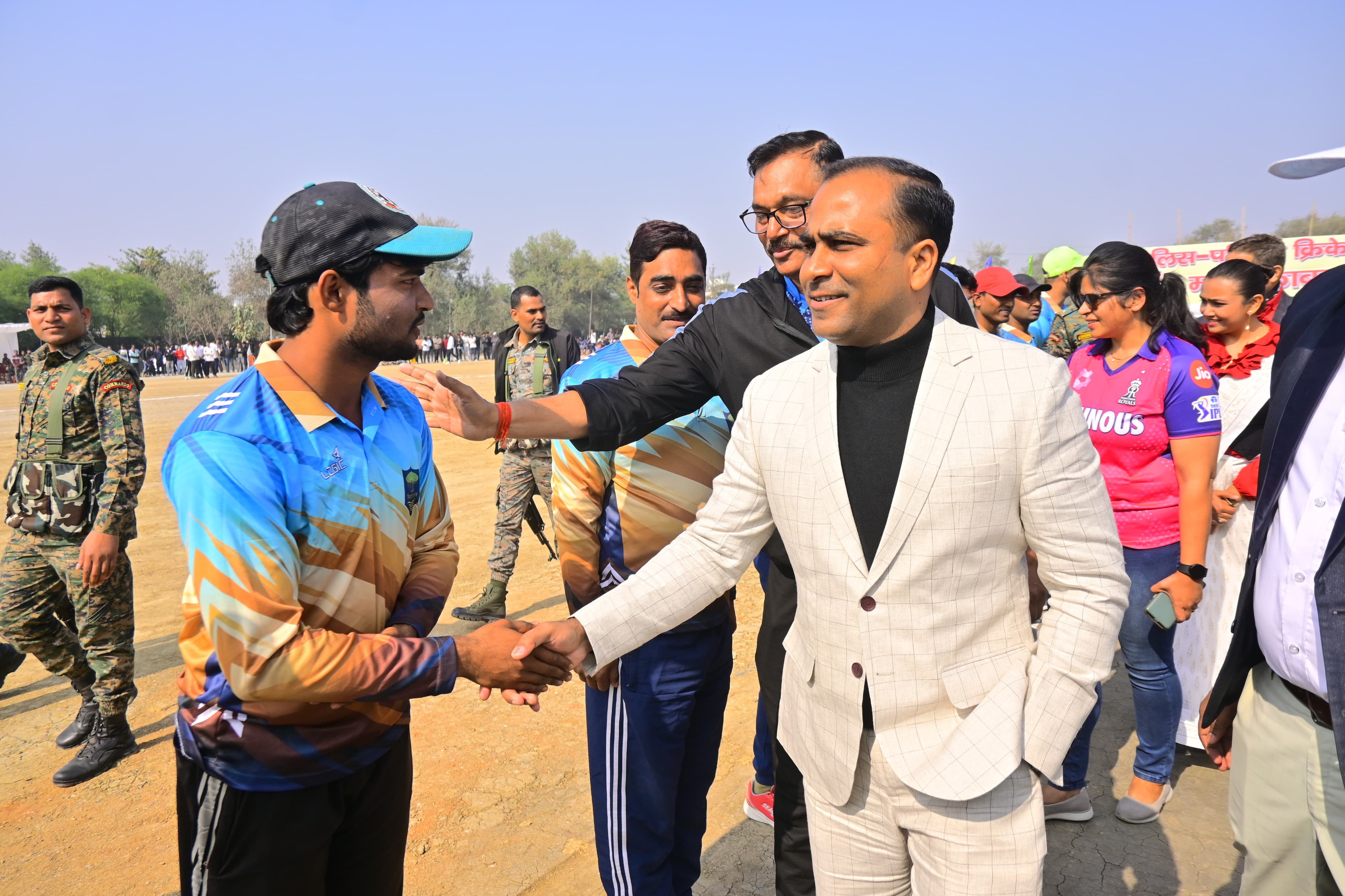 खिलाड़ियों से परिचय प्राप्त करते एसपी अंबरीश राहुल।