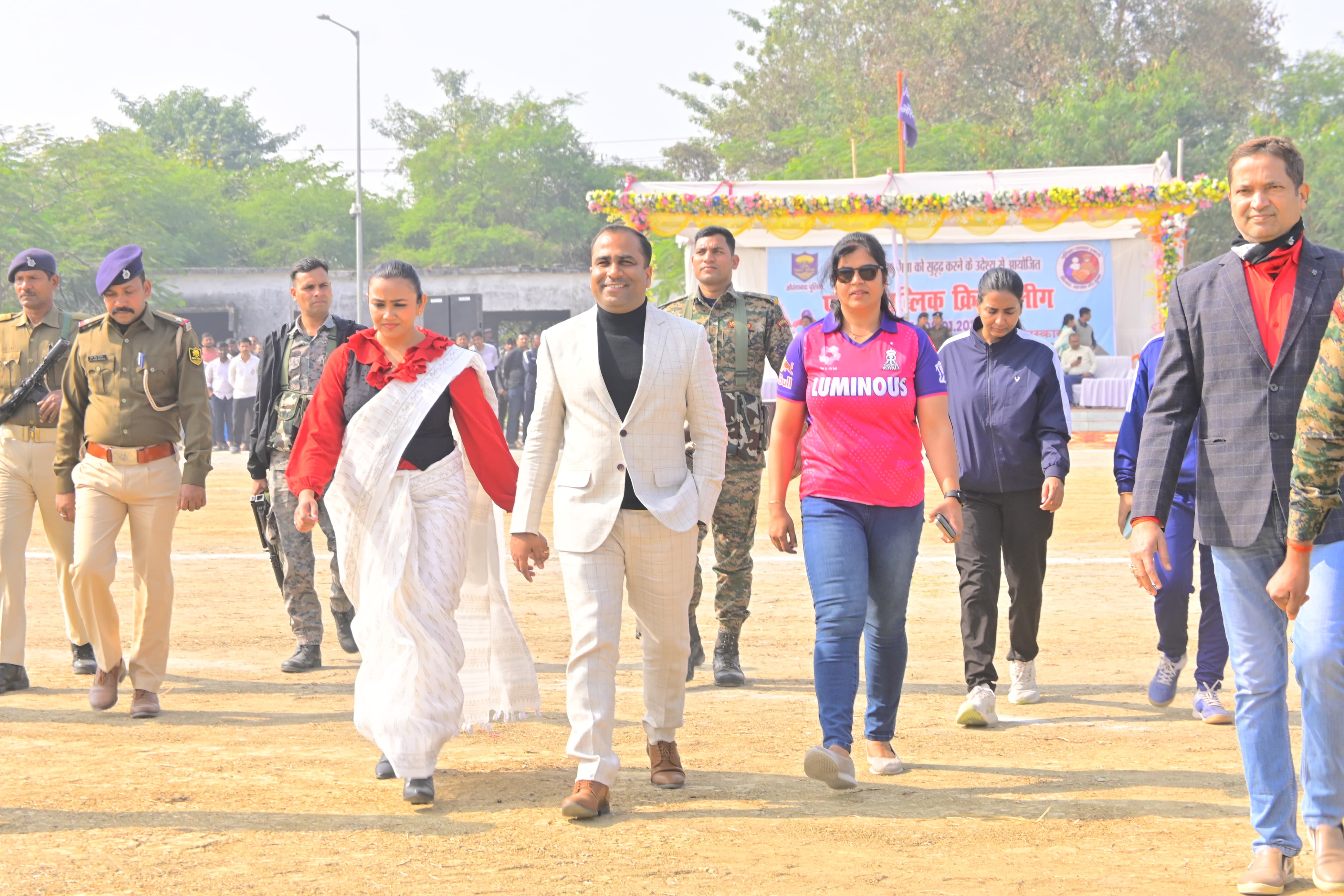 फाइनल मुकाबले के दौरान एसपी अंबरीश राहुल वन प्रमंडल पदाधिकारी व अन्य।