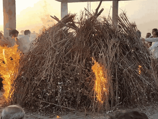 प्रेरणा का अंतिम संस्कार बड़वानी के कासेल में किया गया। पिता ने मुखाग्नि दी।