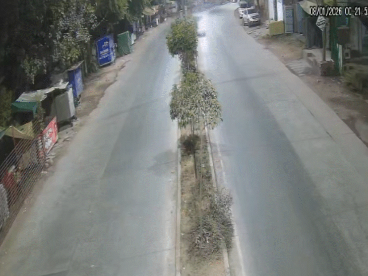 जबलपुर के बिलहरी क्षेत्र में एक तेज रफ्तार कार सड़क किनारे स्थित दुकान में जा घुसी।