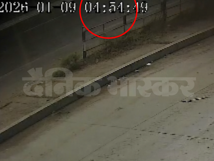 आगे जाकर कार घिसटने की तेज आवाज आती है। इसके पीछे एक वाहन रुकता है।