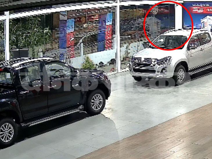 सीसीटीवी में कार तेज रफ्तार दौड़ती हुई नजर आई।