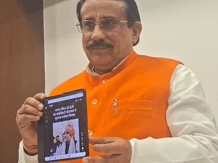 प्रेस कॉन्फ्रेंस में डोटासरा के बयान का वीडियो दिखाते डॉक्टर बीएल रणवा।