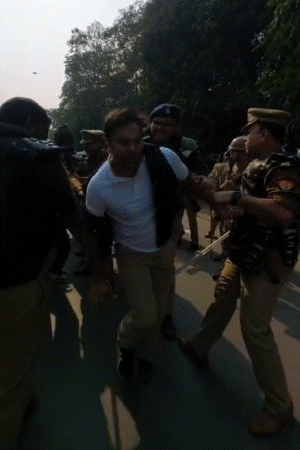 NSUI अध्यक्ष वरुण चौधरी को धक्का देकर सड़क पर गिरा दिया।