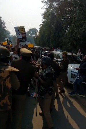 कांग्रेसियों की पुलिस से झड़प हो गई। इसके बाद जमकर धक्का-मुक्की हुई।