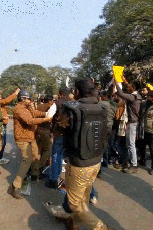 कांग्रेसी कार्यकर्ताओं को पुलिस ठूस-ठूसकर गाड़ियों में भरा और ले गई।