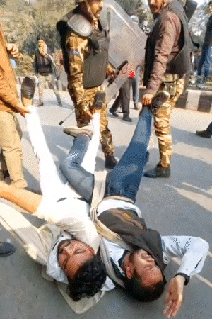 पुलिस ने कांग्रेस कार्यकर्ताओं को सड़क पर हाथ-पैर पकड़कर घसीटा।